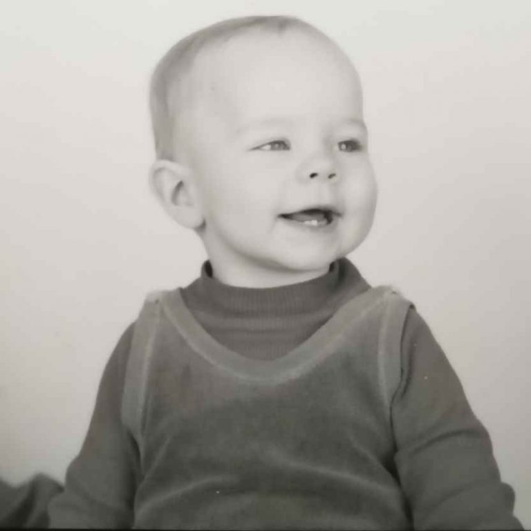 Anna som lille ser ubekymret ud