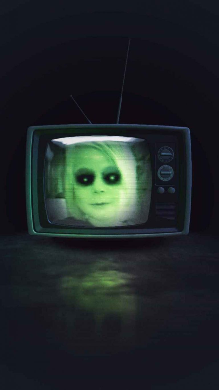 Uhyggeligt ansigt i tvskærm